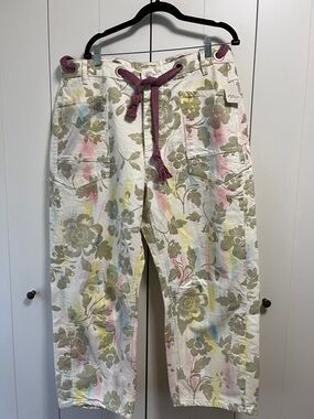 NWT  We the Free  Moxie Jeans Flocked with distressed paint swipes size 33